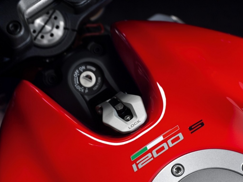 Ducati Monster 1200 2017: štíhlejší a rychlejší - 25 - 1 2017 Ducati Monster 1200 S18