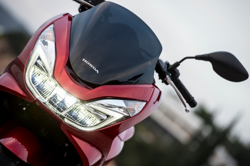 Honda PCX 125 2017: inovovaný bestseller - 7 - Honda PCX 125 2017 2017 Honda 125 PCX (1)