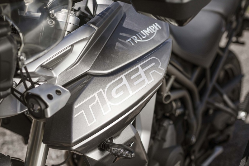 Triumph Tiger 800 2018: na silnici nebo do terénu? - 6 - 1 2018 Triumph Tiger 800 XRT (7)