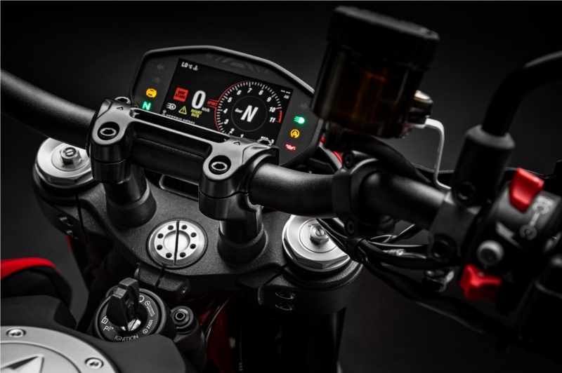 Ducati Hypermotard 950: driftování zaručeno - 6 - 1 2019 Ducati 950 Hypermotard (17)