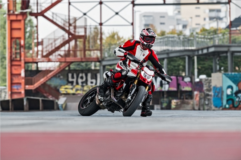 Ducati Hypermotard 950: driftování zaručeno - 14 - 1 2019 Ducati 950 Hypermotard (26)