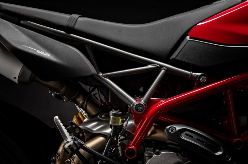 Ducati Hypermotard 950: driftování zaručeno - 28 - 1 2019 Ducati 950 Hypermotard (25)