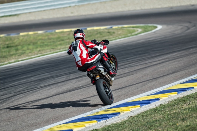 Ducati Hypermotard 950: driftování zaručeno - 18 - 1 2019 Ducati 950 Hypermotard (30)