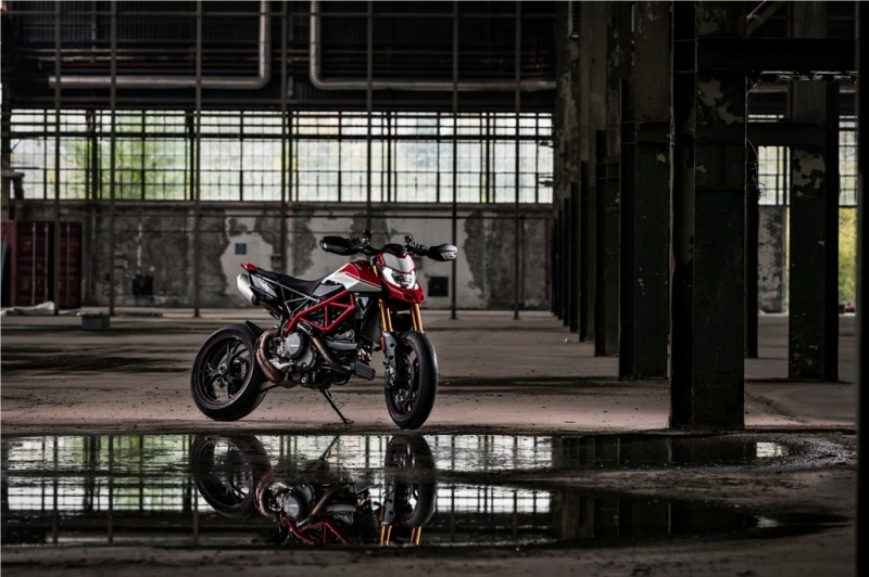 Ducati Hypermotard 950: driftování zaručeno - 20 - 1 2019 Ducati 950 Hypermotard (8)