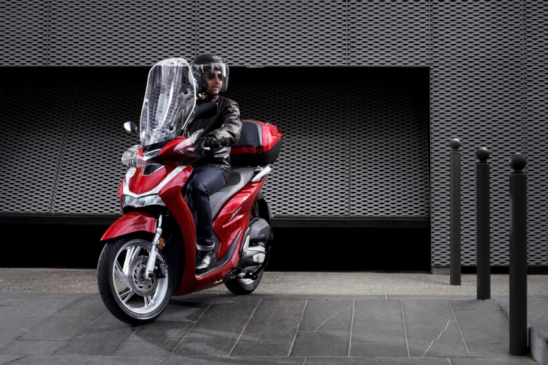 Motocyklem roku 2020 je Honda Africa Twin Adventure Sports - 2 - 1 2020 Honda SH125i (19)