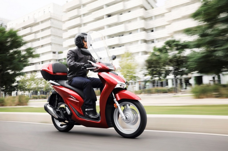 Motocyklem roku 2020 je Honda Africa Twin Adventure Sports - 1 - 1 2020 Honda SH125i (17)