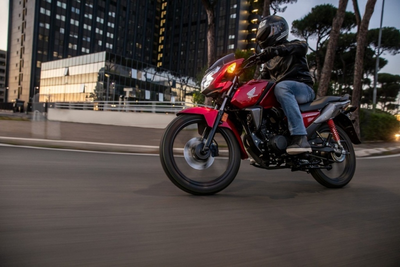 Honda CB125F 2021: motorka pro začátečníky - 10 - 1 2021 Honda CB125F (13)