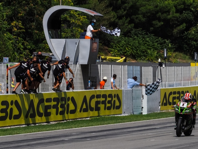 Hlavní obrázek k článku: Vítězem Race 1 v Barceloně Jonathan Rea