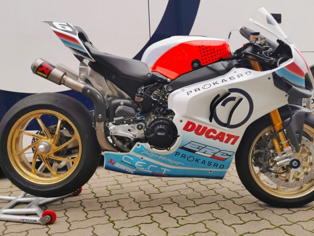 Hlavní obrázek k článku: Ondra Ježek s De Punietem a L. Rossim za ERC Ducati