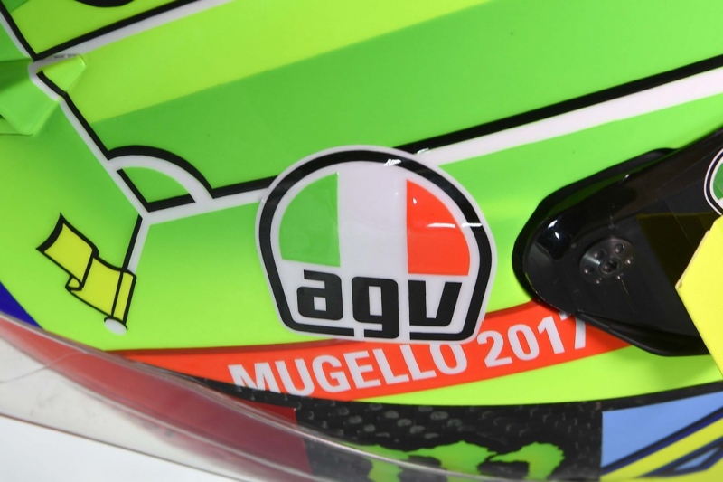 Valentino Rossi na helmě AGV vzdal hold Haydenovi a Tottimu - 13 - 1 AGV helma Rossi 2017 Mugello12