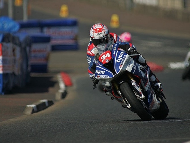 Hlavní obrázek k článku: NW200: Alastair Seeley (BMW) vyhrál i další závod Superstock, 14. Červený, 16. Bičiště