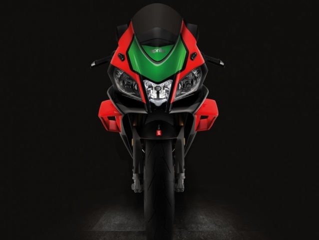 Hlavní obrázek k článku: Aprilia RSV4 RF a Factory Works s aerodynamickými křidélky