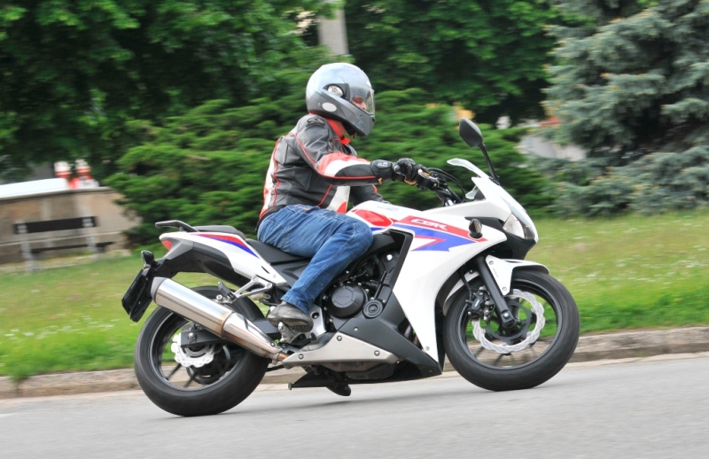 Test Honda CBR 500R: mládí vpřed! - 12 - CB500S CBR500S14