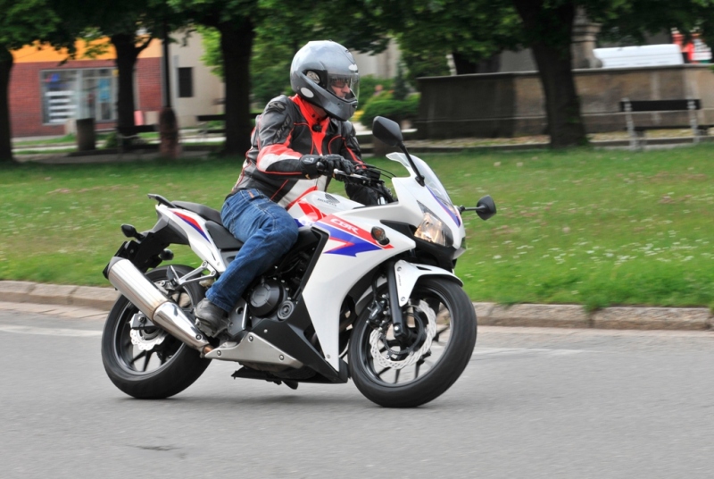 Test Honda CBR 500R: mládí vpřed! - 14 - CB500S CBR500S16