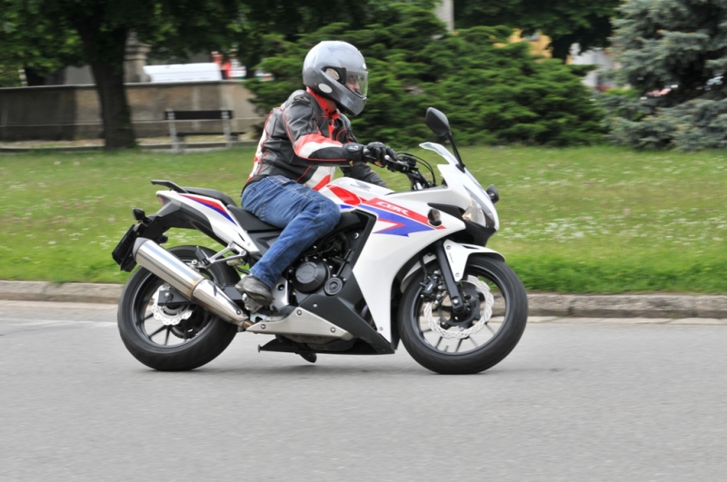 Test Honda CBR 500R: mládí vpřed! - 15 - CB500S CBR500S17