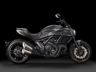 Ducati Diavel Carbon 2016: temný elegán