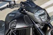 2 Ducati 2016 Diavel Carbon21