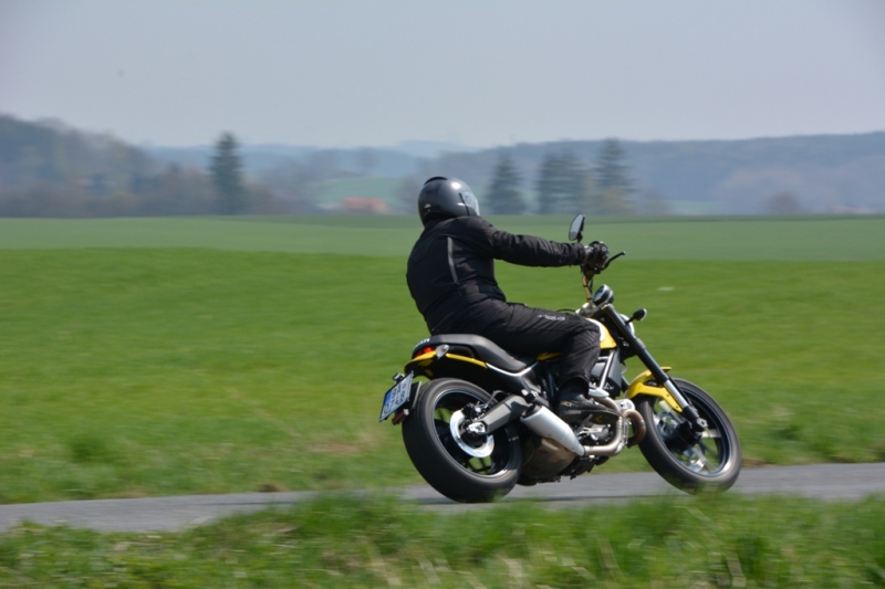 Test Ducati Scrambler Icon 2015: módní retro doplněk - 2 - 1 Ducati Scrambler 2015 test07