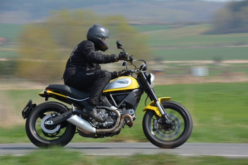Test Ducati Scrambler Icon 2015: módní retro doplněk - 3 - 1 Ducati Scrambler 2015 test08