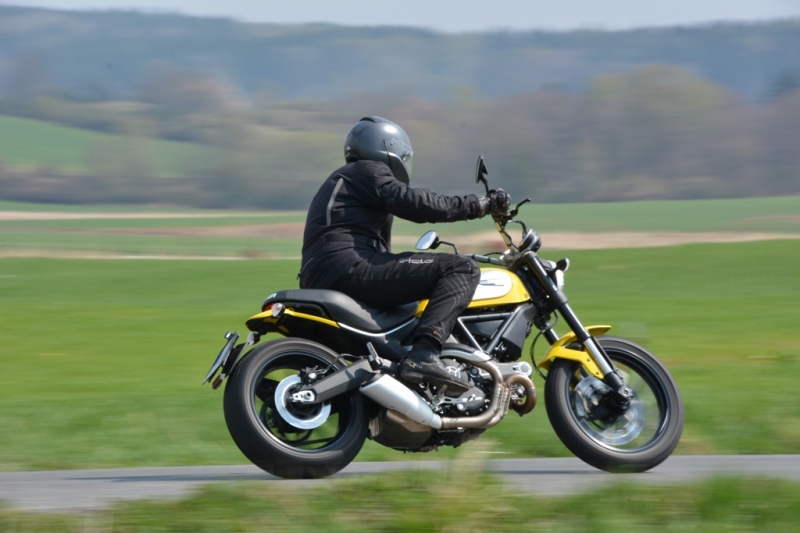 Test Ducati Scrambler Icon 2015: módní retro doplněk - 4 - 1 Ducati Scrambler 2015 test11