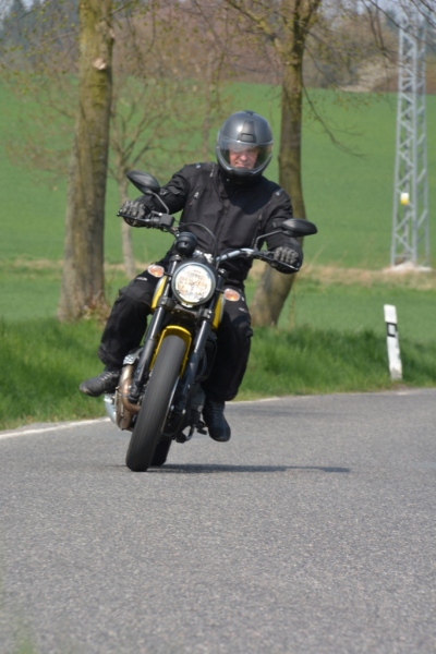 Test Ducati Scrambler Icon 2015: módní retro doplněk - 6 - 1 Ducati Scrambler 2015 test13