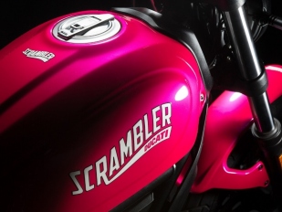 Růžový Ducati Scrambler: ženy jej budou milovat
