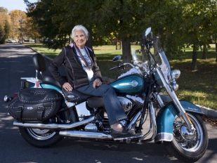 Gloria Tramontin: v 91 letech stále prohání svůj Harley-Davidson