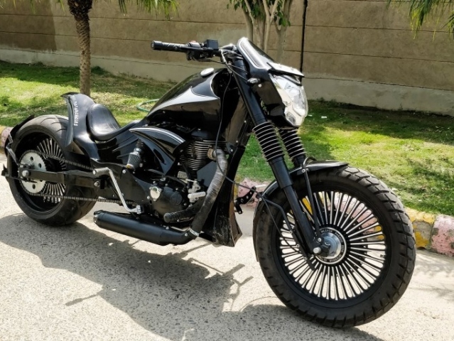 Hlavní obrázek k článku: Godzilla: Royal Enfield Diavel od Neev Motorcycles
