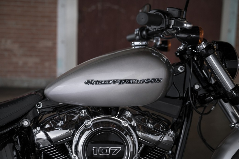 Harley-Davidson představuje osm nových motocyklů 2018: Big Twin custom revoluce - 6 - 1 H-D Fat Boy_10_vyrocni