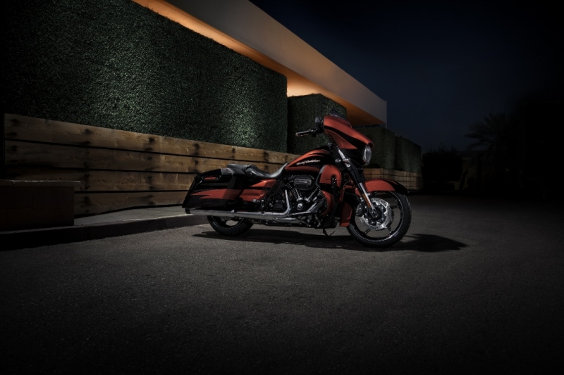 Harley-Davidson: nové modely pro sezónu 2017 - 11 - 1 H-D CVO Street Glide_3
