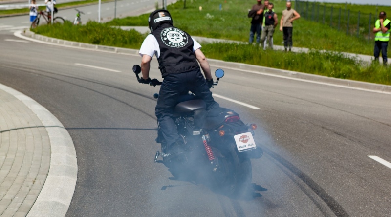 Harley-Davidson Street Rod držitelem světového rekordu v gumování pneumatik - 2 - 1 Harley rekord gumovani Maciek (6)