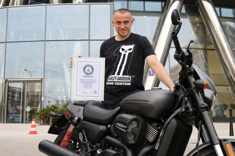 Harley-Davidson Street Rod držitelem světového rekordu v gumování pneumatik - 5 - 1 Harley rekord gumovani Maciek (5)