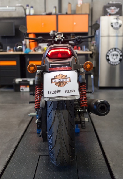 Harley-Davidson Street Rod držitelem světového rekordu v gumování pneumatik - 3 - 1 Harley rekord gumovani Maciek (3)