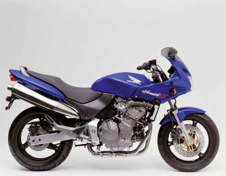 Nekapotovaná Honda CB s řadovým čtyřválcem slaví 50.výročí  - 11 - 1 184146_2001_Honda_CB900_Hornet