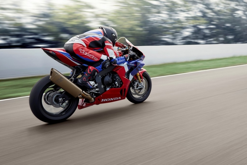 Motocyklem roku 2020 je Honda Africa Twin Adventure Sports - 14 - 1 Honda CBR1000RR-R SP 2020 (13)