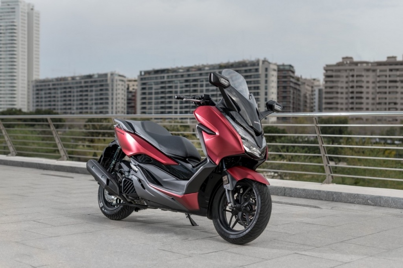 Honda Forza 125 2018: s elektrickým štítem - 17 - 1 Honda Forza 125 2018 (1)