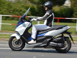 Test Honda Forza 125 ABS: pohodlný maxiskútr