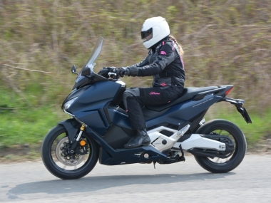 Hlavní obrázek k článku: Test Honda Forza 750 DCT: maximální komfort