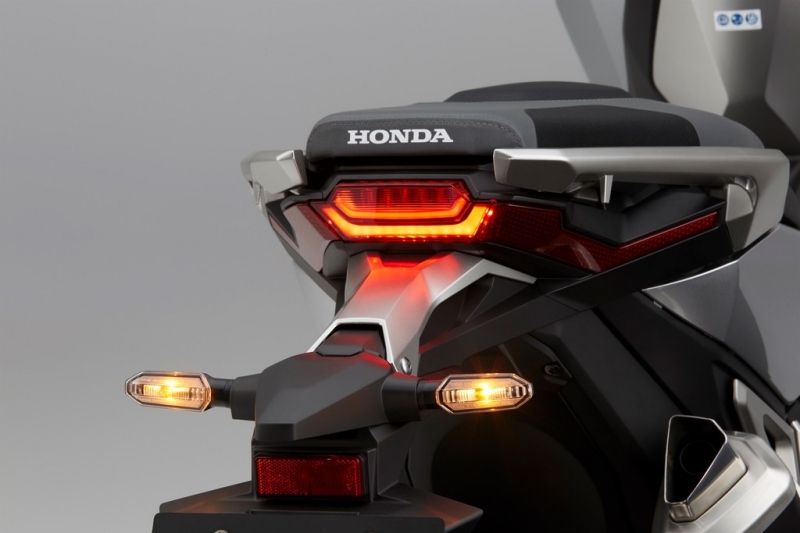 Honda X-ADV 2017: skútr pro off-road - 15 - 1 Honda X-ADV26