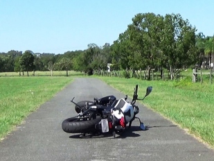 Jak zvednout motocykl ze země, když vám upadne