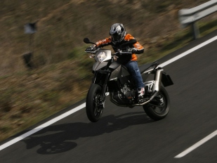 KTM 690 SM: zběsilost na dvou kolech 