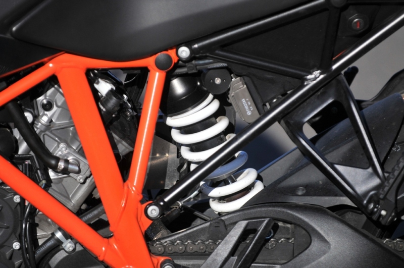 Test KTM 1290 Super Duke GT 2016: cesťák s raketovým pohonem - 41 - 2 KTM Super Duke 1290 GT test17