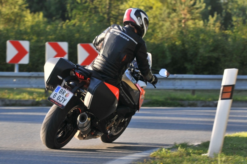 Test KTM 1290 Super Duke GT 2016: cesťák s raketovým pohonem - 28 - 3 KTM Super Duke 1290 GT test41