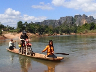 Laos na terénním motocyklu nedotčenou přírodou