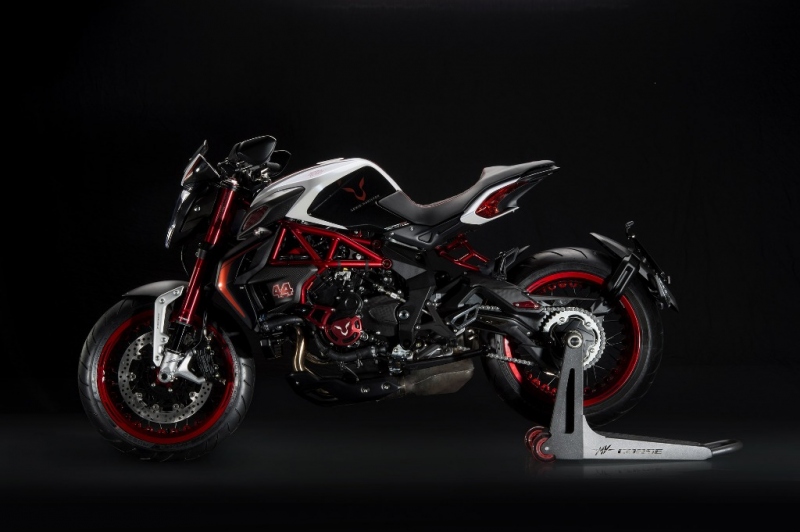 MV Agusta a Lewis Hamilton potvrdili spolupráci na dalším motocyklu - 2 - 1 MV Agusta Dragster RR Lewis Hamilton06