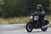 3 Moto Guzzi V7 II Stone 2015 test30