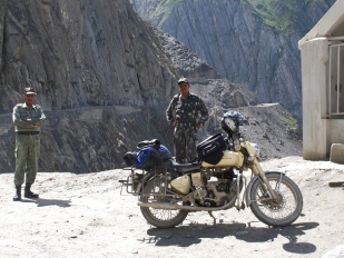 Na motocyklu Himalájemi: v zajetí vojáků v Kašmíru