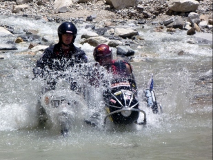 Na motocyklu Himálajemi: s vozíčkářkou do Ladakhu