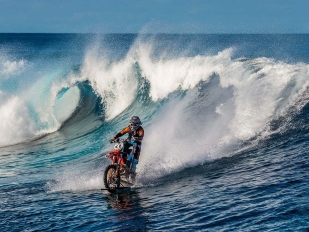 Už jste někdy surfovali na moři s motocyklem? 
