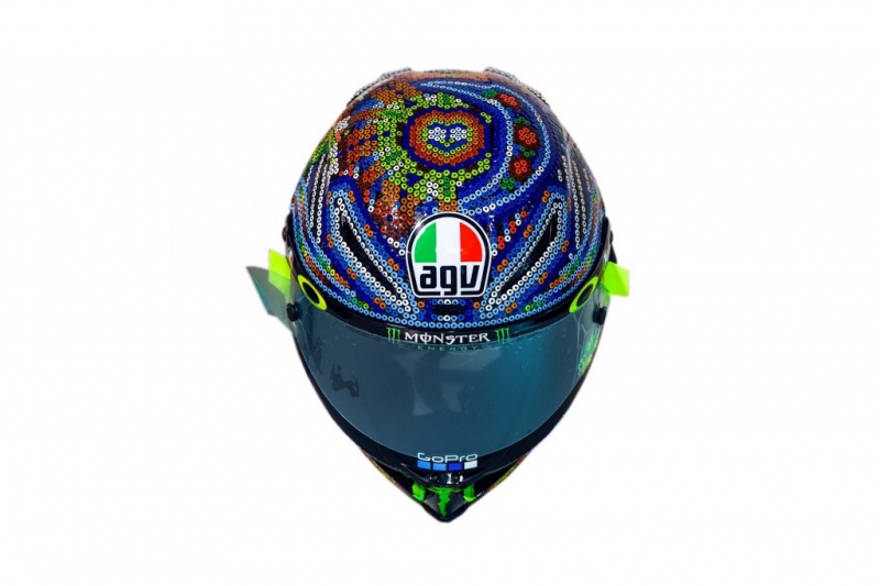 Valentino Rossi s přilbou AGV v mexickém stylu - 3 - 1 Rossi AGV GP R prilba Huichol (2)